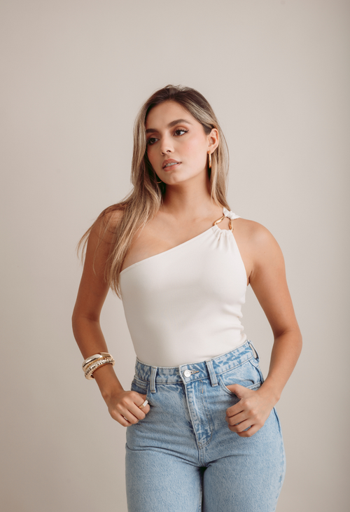 Blusa Asimétrica De Un Solo Hombro Con Hebilla Dorada