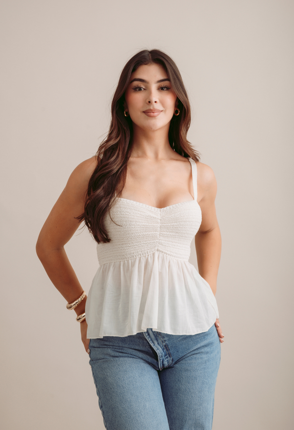 Blusa Blanca Con Tirantes Y Vuelo