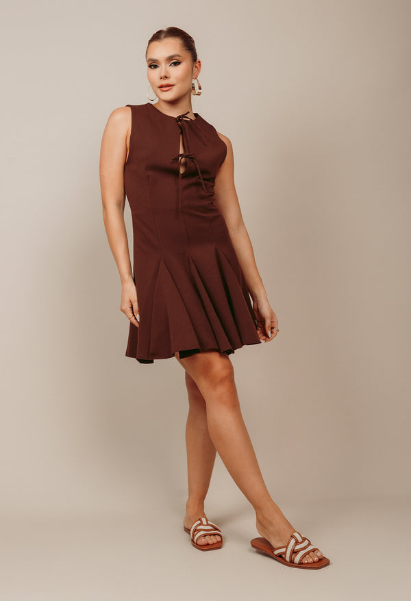 Vestido corto con lazos en escote delantero