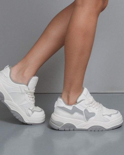 Tenis cortes con Corazón Lateral