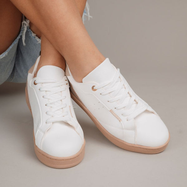 Tenis Básico con Contraste en el Talón y Cordones Estampados
