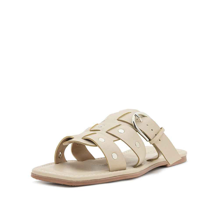 Sandalia Plana con Taches y Hebilla