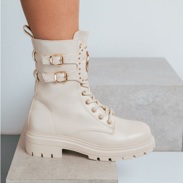 Combat Boot con Taches en Correa y Plaqueta